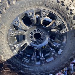 Off Roading Tire and Rim (33x12.50R18)