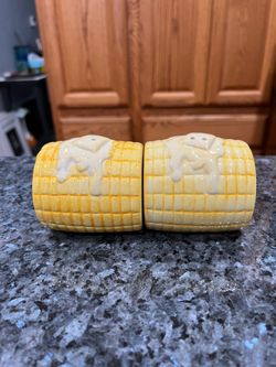Ceramic Vintage ceramic Corn on the Cobb with Melted Butter pair of salt and pepper shakers. Size approximately 2 1/2 inches tall and 2 1/2 inches e.