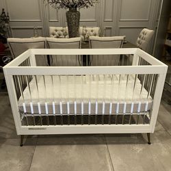 Delta children Modern White Crib - Pick Up Only
