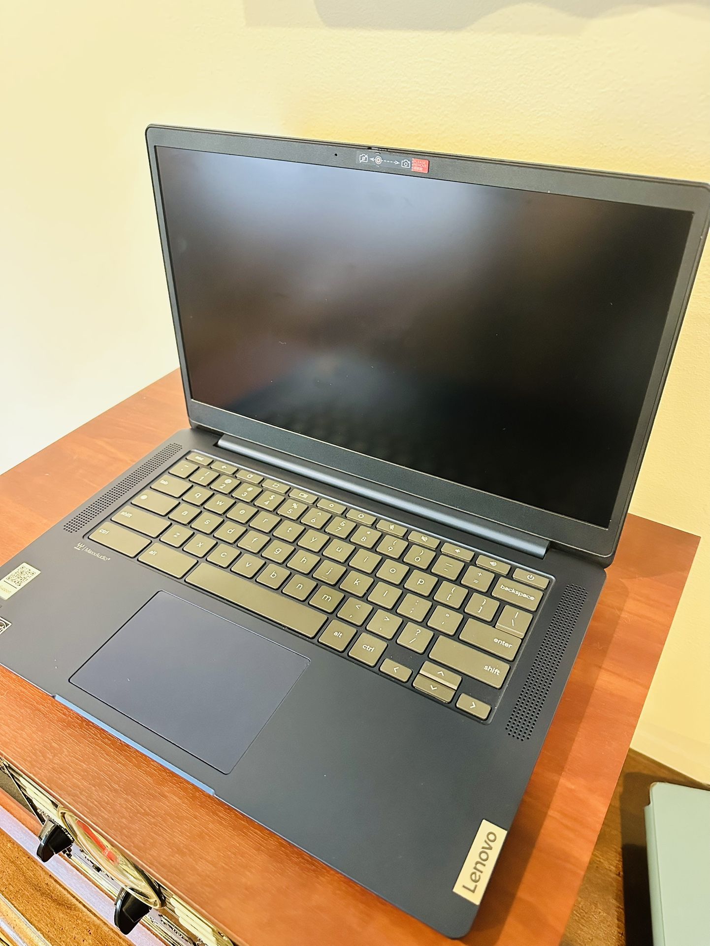 Lenovo IdeaPad Slim 3 Chromebook 14" Full HD Laptop touchscreen (READ)