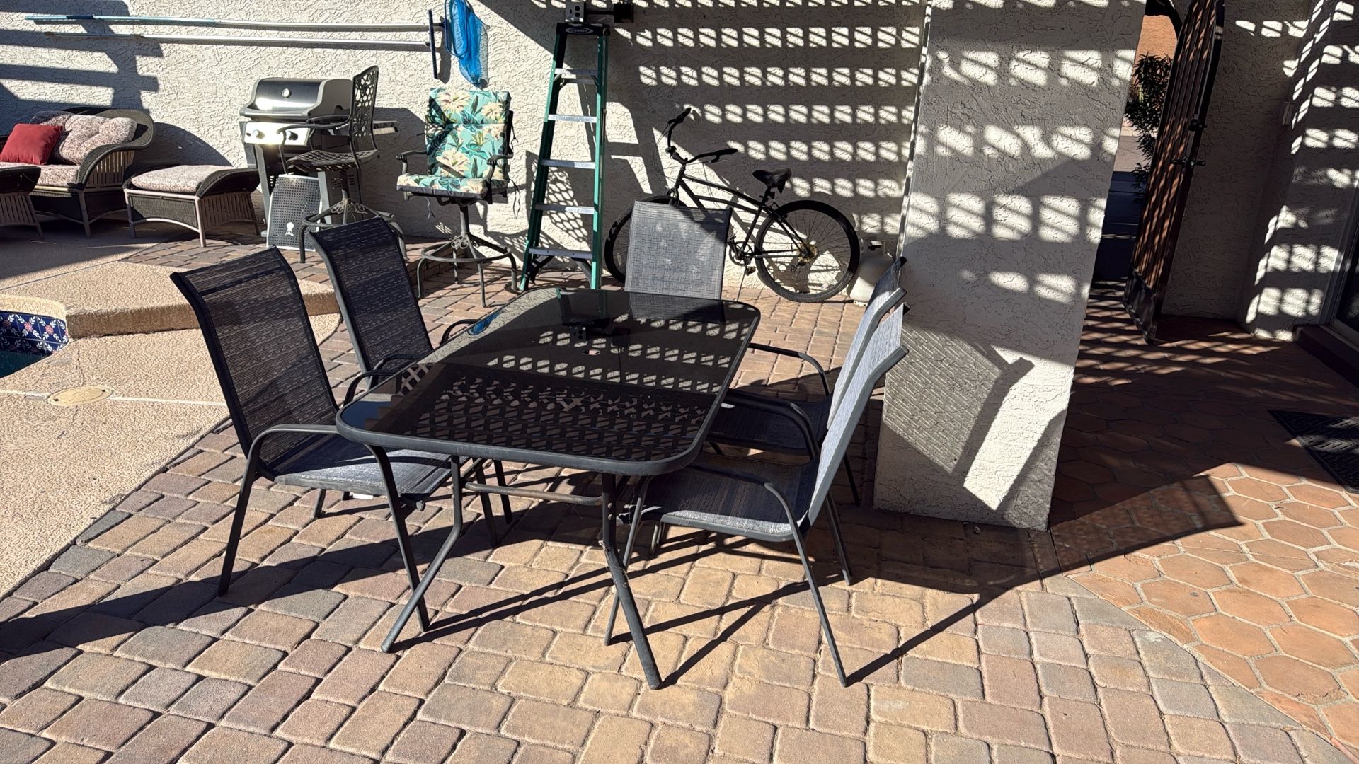 Outdoor Table And 5 Chairs