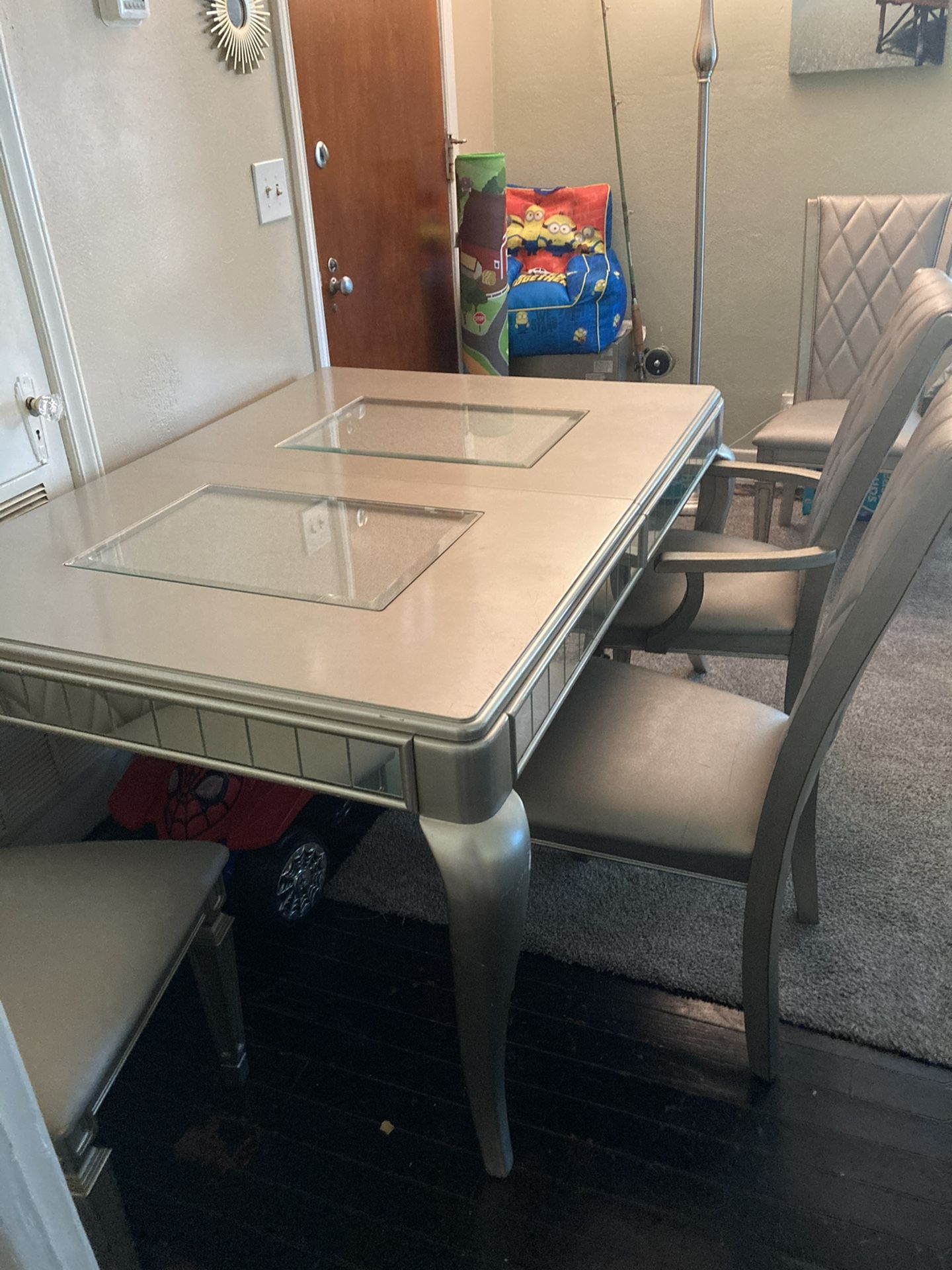 Dining room sets good condition has a few scratches comes with four chairs one is a captains chair I do have the lease that goes in the middle of maes