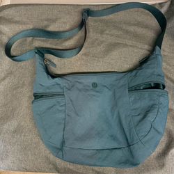 Lululemon slouchy sling bag 6L
