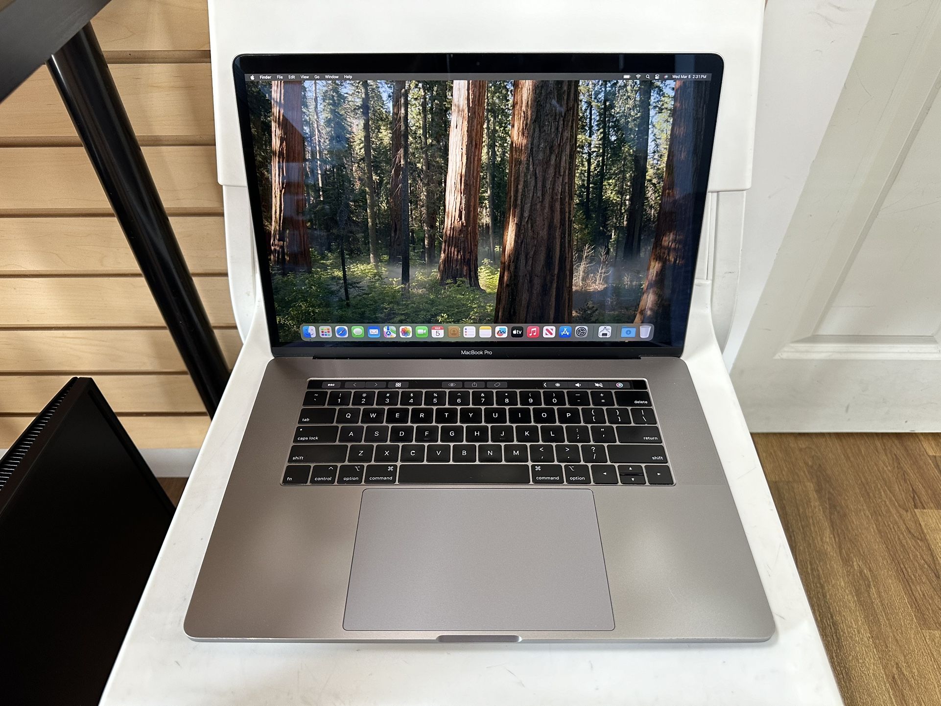 Macbook Pro 15 inch 2018 Touch Bar core i7 16GB RAM 512GB SSD