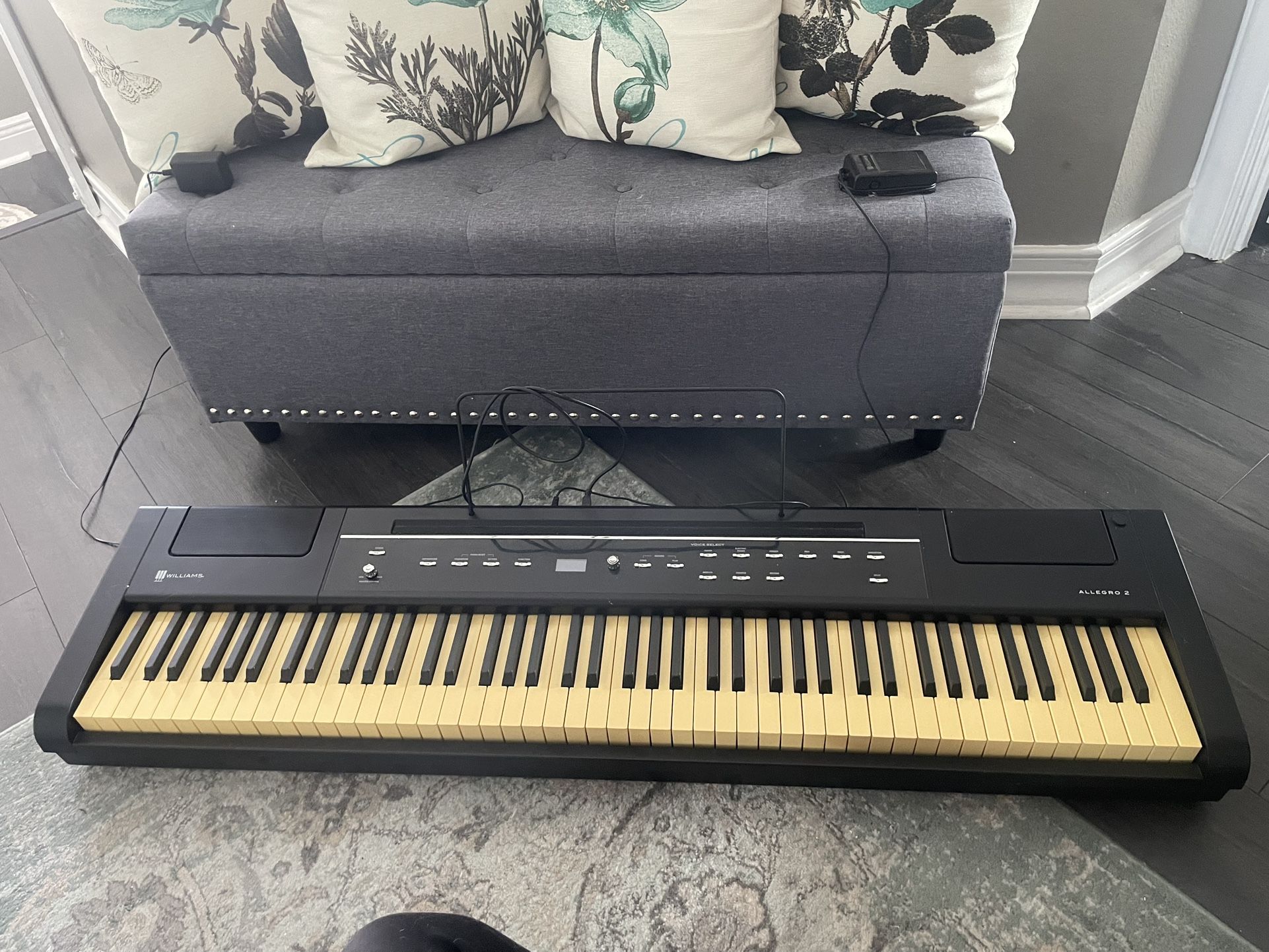 Williams Allegro 2 Electronic Keyboard (+ Charger and Pedal)