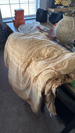 Light mustard yellow queen comforter