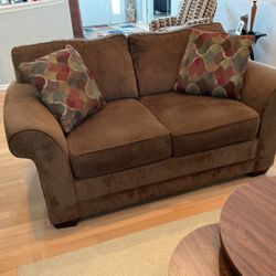 Sofa And Loveseat With 4 Decorative Pillows 
