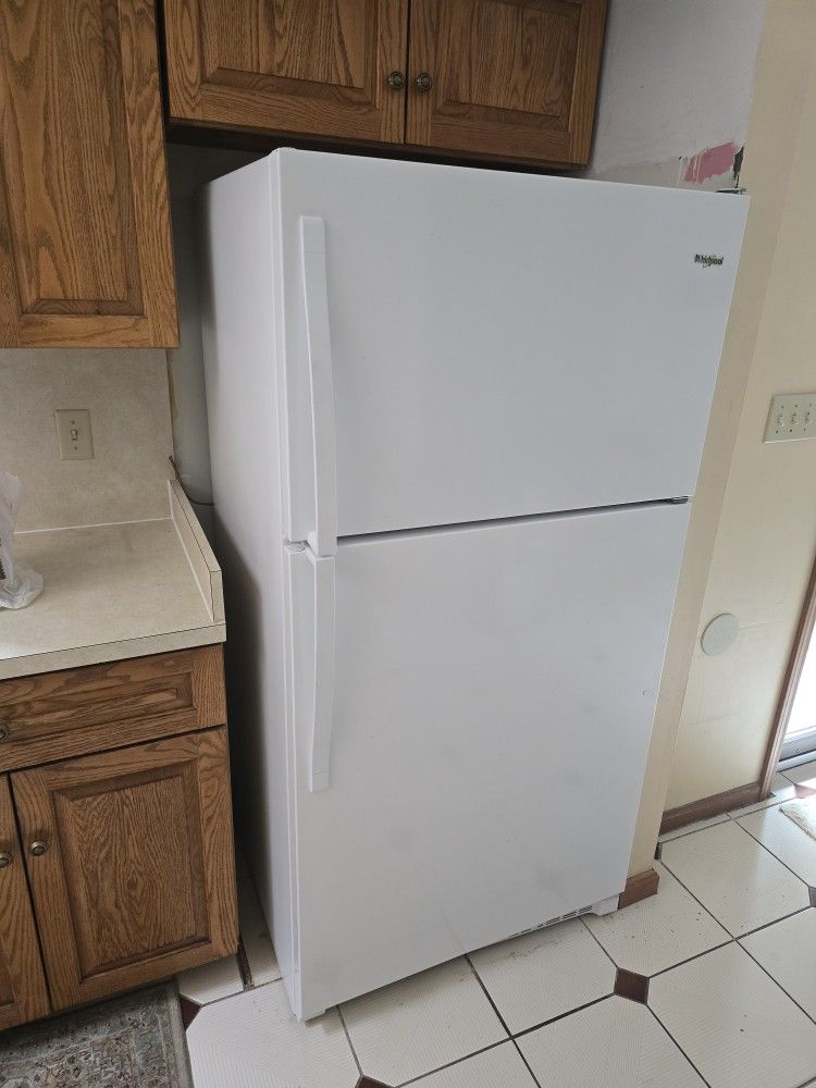 Whirlpool 20.5-cu ft Top-Freezer Refrigerator ( White )
|
Model #WRT311FZDW