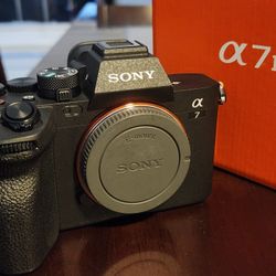 Sony a7 Iv with sony 85mm 1.8   low shutter count 933