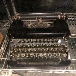 Vintage typewriter as in picture in excellent condition👍
