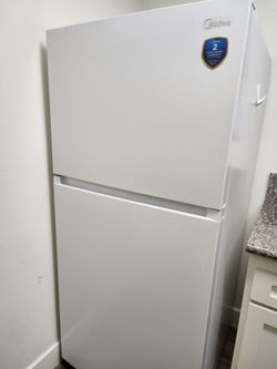 Brand New Midea Fridge/Freezer 20.5 cu.ft.