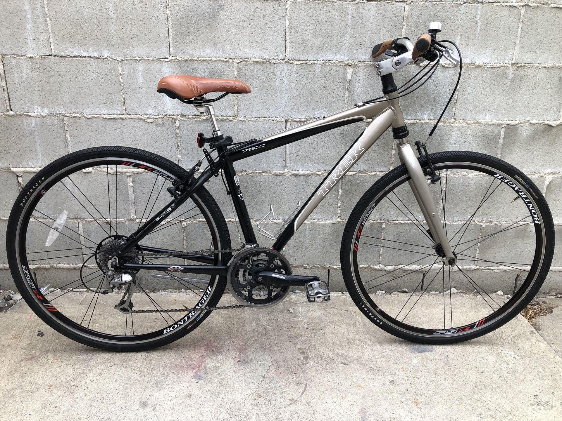 Trek 7500 hybrid bike size 17.5” Looks and rides good.