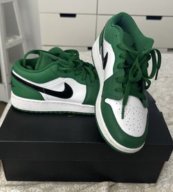 Jordan 1 Low Pine Green Size 6Y Youth, Size 7.5/8 Women’s, Like New Condition