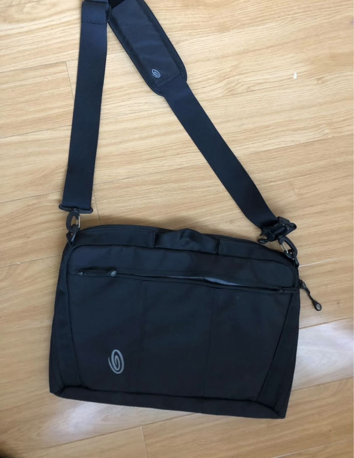 New Timbuk2 messenger laptop bag black with inner pockets 18x13 inches. Crossbody Bag. 