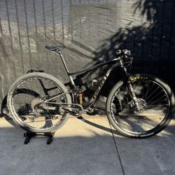 Giant Anthem 29 Advanced Mountain Bike