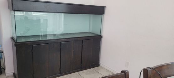 Pecera y mueble grande mide 72x18x20 $300 obo