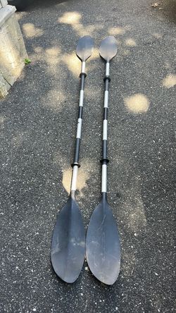 2 kayak paddles