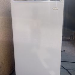 Sanyo 4.4 Cubic Ft Single door Mini fridge 