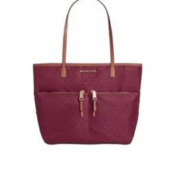 Michael Kors Pocket Nilon Tote Merlot/Gold
Style
Michael Kors Large Pocket Tote Bag.
Medium sized bag 12"W x 11.5"H x 6"D.
Interior: one zip pocket an