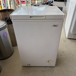 Arctic King 3.5 Cu ft Chest Freezer (Description) 