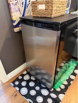 Mini refrigerator