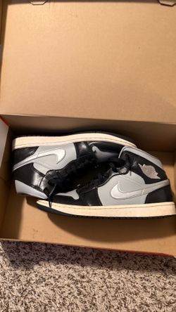 Jordan 1 Retro Mid SE Black Metallic Silver Size 11 Women’s