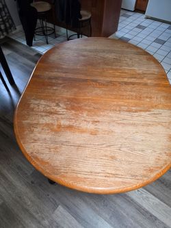 Oak table.. extra leaf 6 chairs