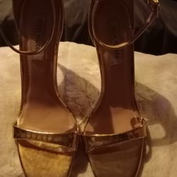 STEVE MADDEN SIZE 8 GOLD HIGH HEEL