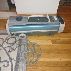 Vintage Electrolux 1205 Canister - FOR PARTS / REPAIR - Strong Suction

CONDITION: SOLD AS-IS FOR PARTS OR REPAIR 