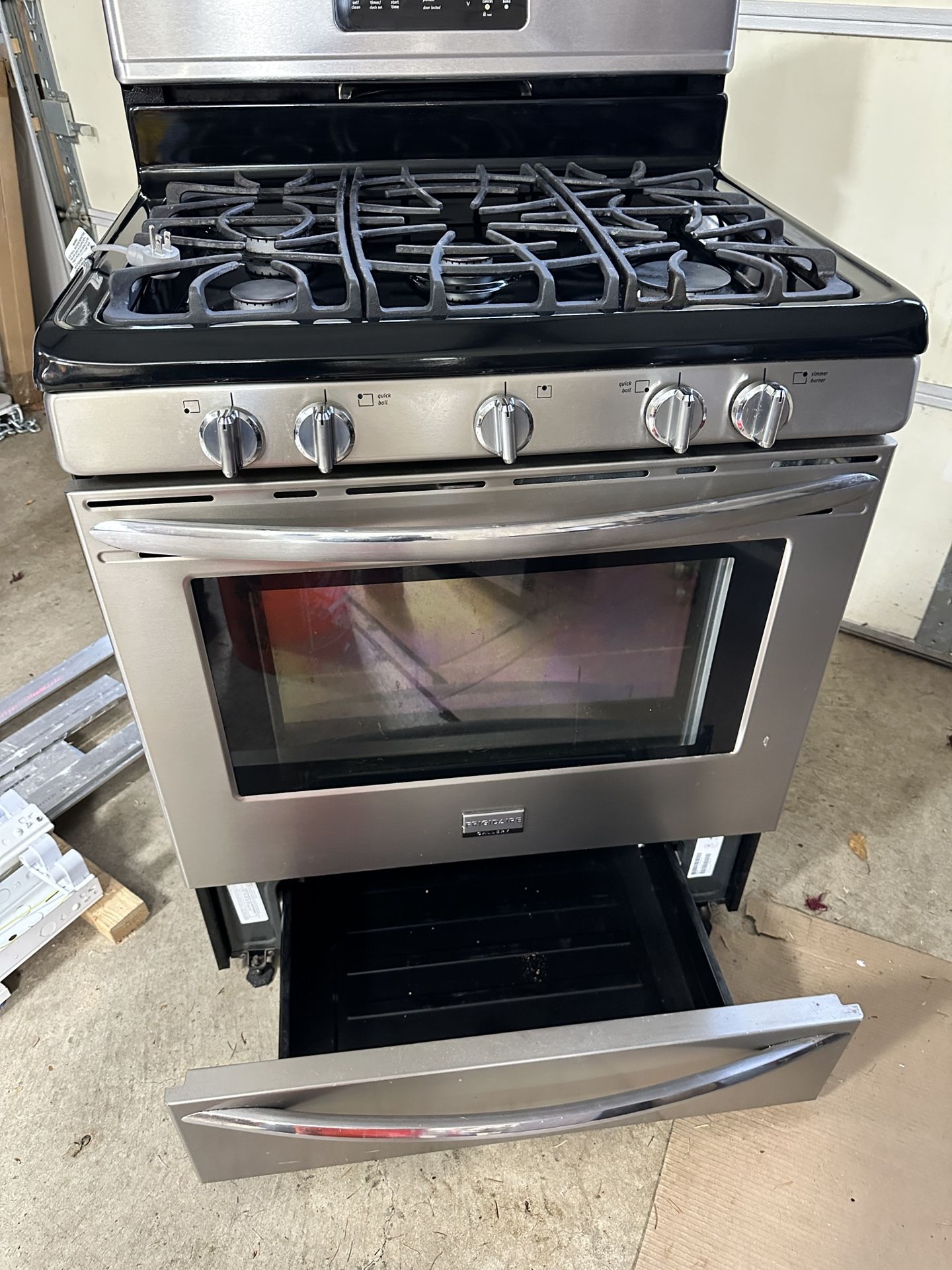 Frigidaire Gallery Gas Stove 30”
