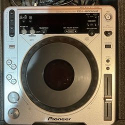Pioneer CDJ 800 Mk2 With Pioneer 500 Mixer Used For $900 If Interested Contact Roy Smith