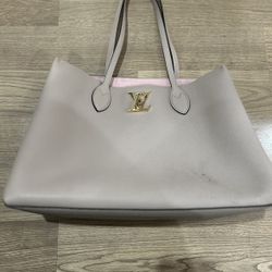 Authenticated Louis Vuitton Calfskin Lockme Tote 