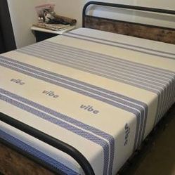 Like New Queen Size Vibe Memory Foam Luxury Mattress 