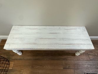 Ashley Furniture Dannerville Distressed White Farmhouse Bench