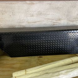 V6-Bed Tool Box Aluminum Gloss Black