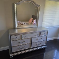 Sofia Vergara Dresser And Mirror