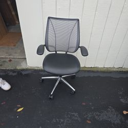 Humanscale Liberty