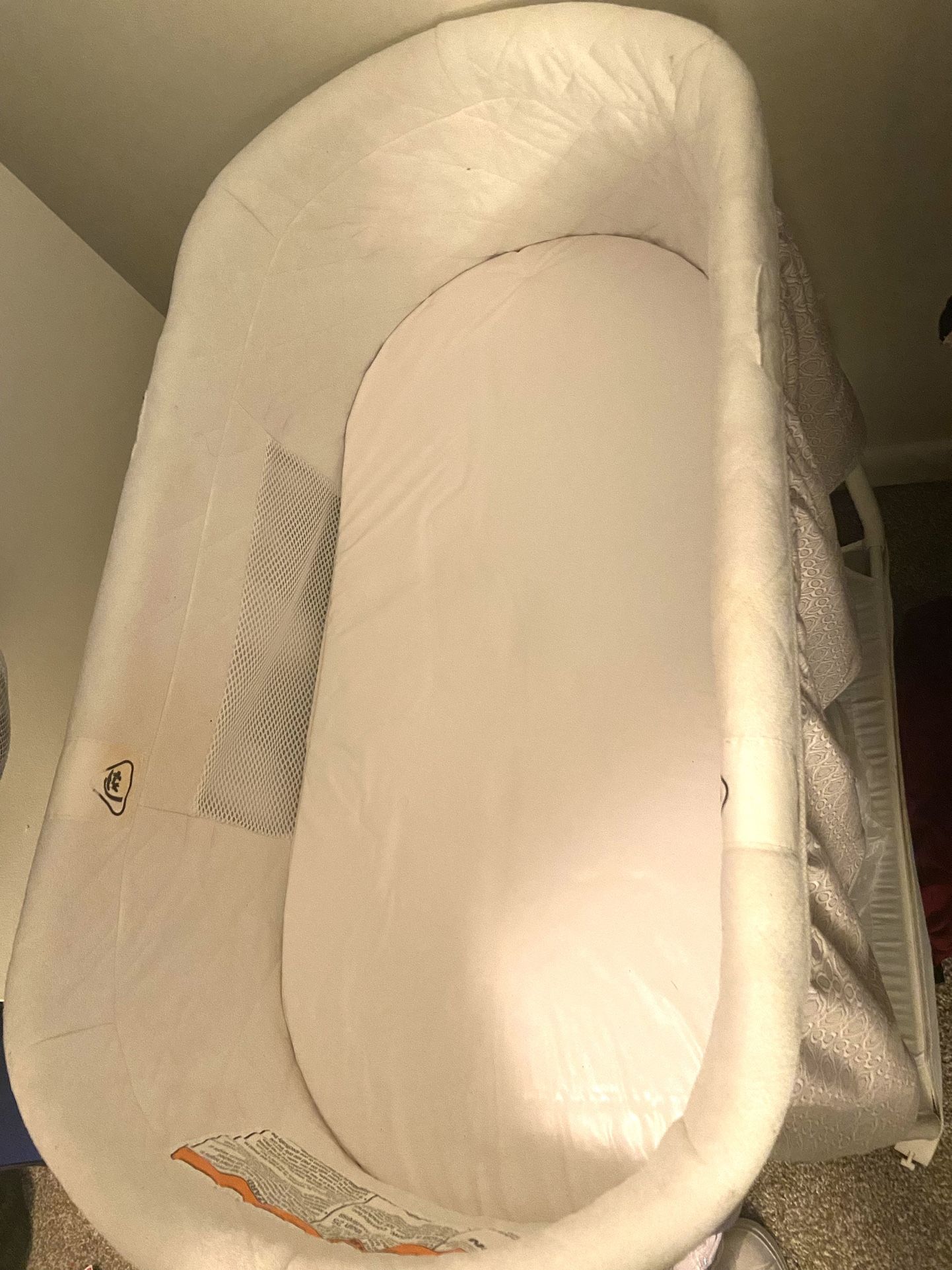 Baby bassinet with wheels