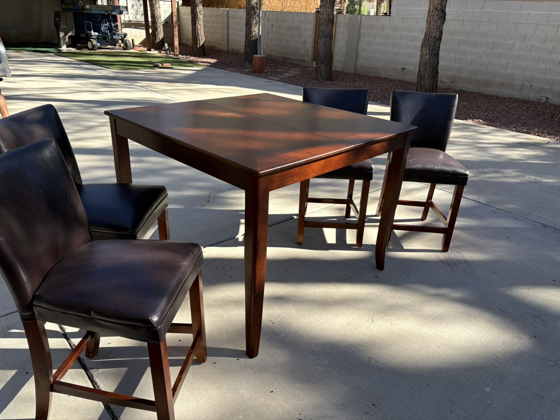 Dining table and 4 chairs 47x47