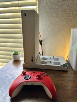CHEAP COME TODAY AT NOON HURRY!!!! Xbox series s with wired and red remote and gaming Xbox fan