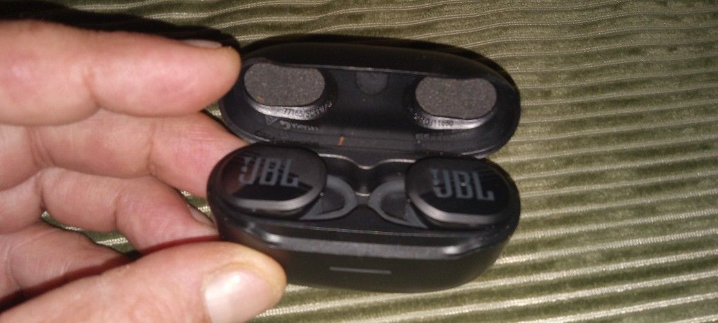 Newest Design Factory New Pair Of Jbl In The Ear Powerfull 🎧 Headphones With Charger Case