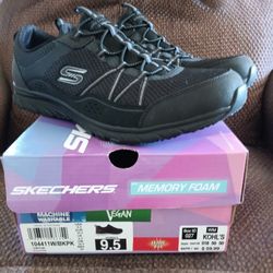 Sketchers sneakers Size 91/2 Ladies