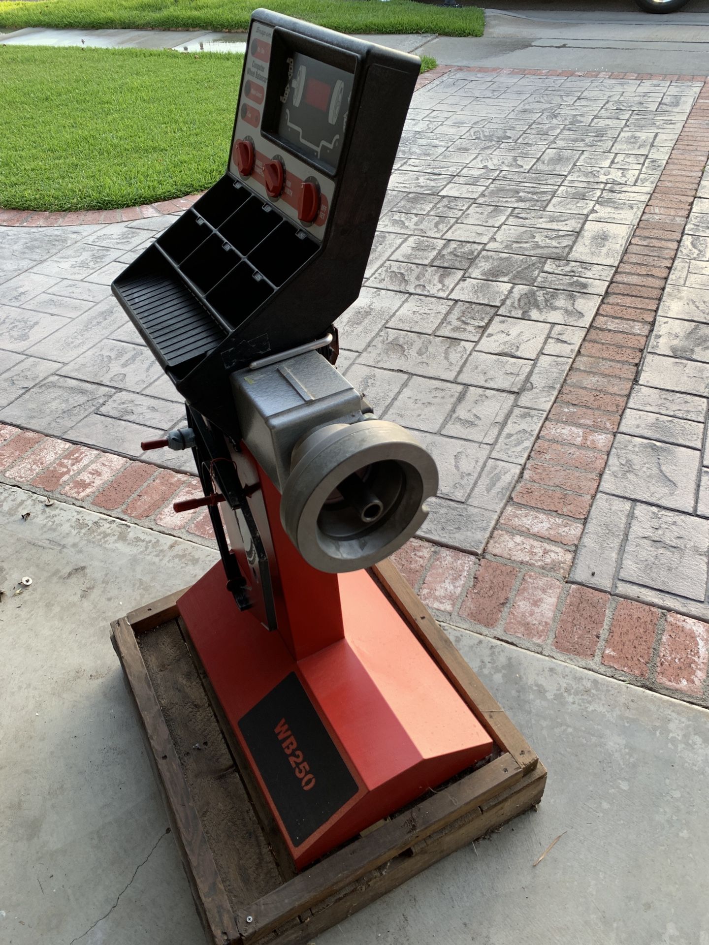 Snapon precision wheel balancer model WB250 for Sale in Cypress, CA