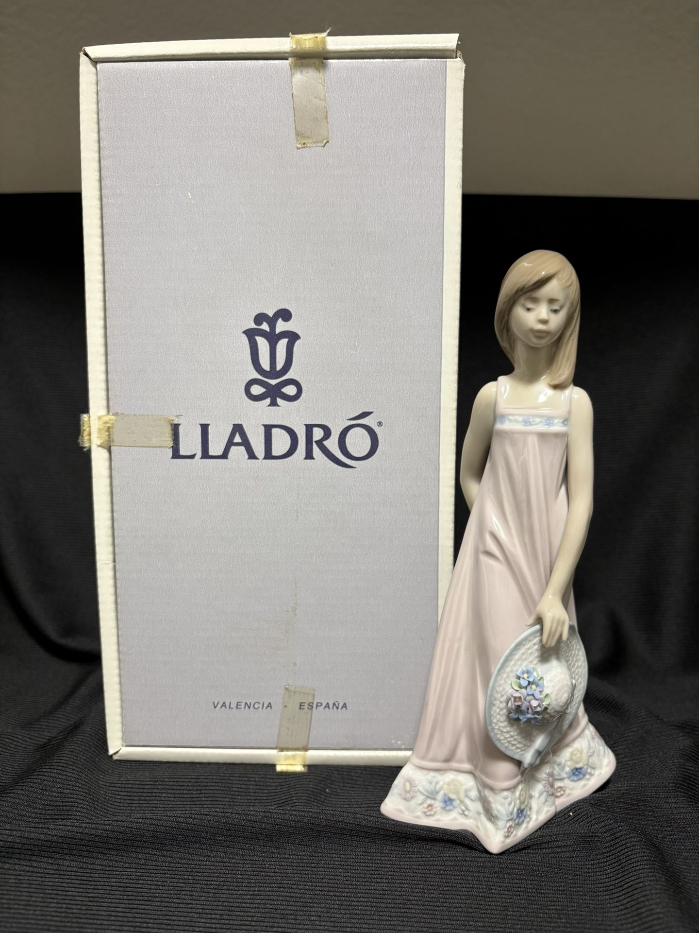 LLadro “Sara” Porcelain Figurine - EUC With Box #5647 Glazed Finish 8-1/4”