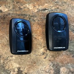 Chamberlain Clicker 2 Door Wireless Keyless Entry Garage Door Opener (Used)