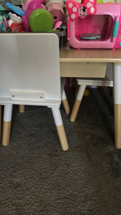 Table with 2 chairs