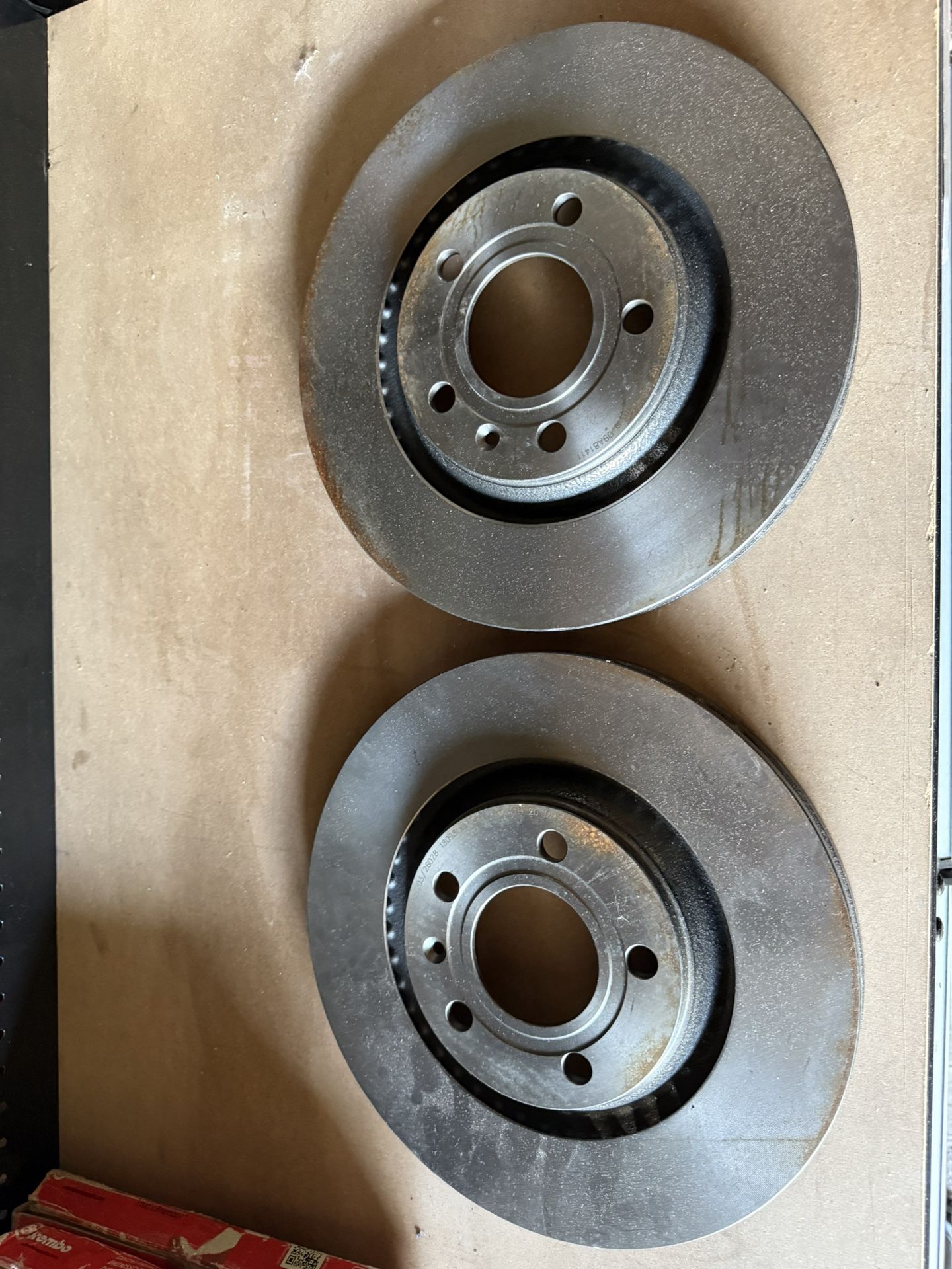 New Brake discs. With Brembo brake discs. This is a spare part for Audi A4 (8E2, B6) 11/00-12/04 and Audi A4 (8EC, B7) 11/04-06/08.
