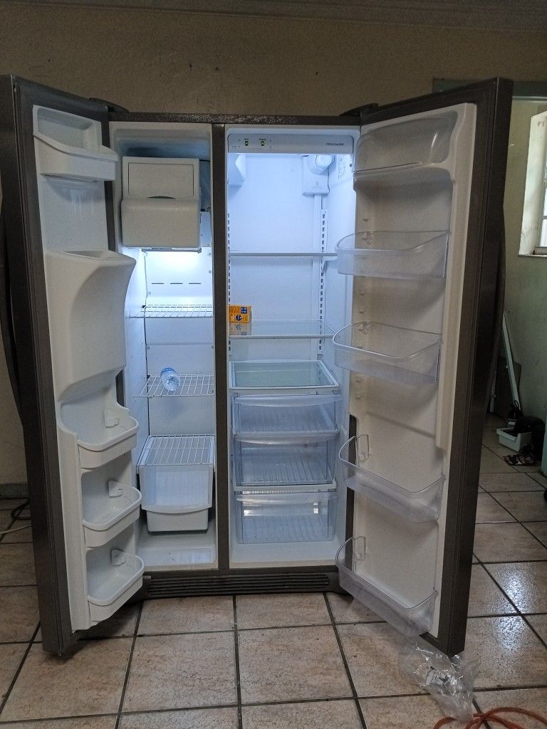 Refrigerador Stailes Steel Frigidaire The Two Doors 36x68 The Used $300