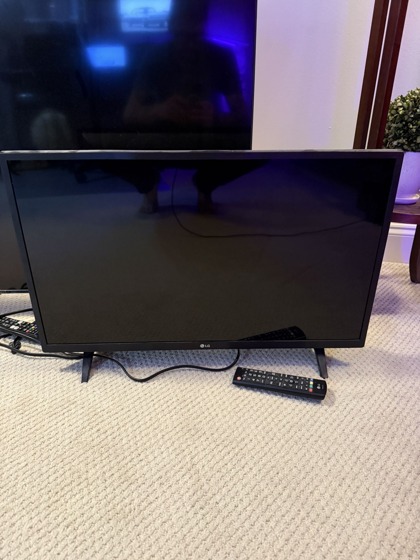 LG TV model 28LM400B-PU (28”)