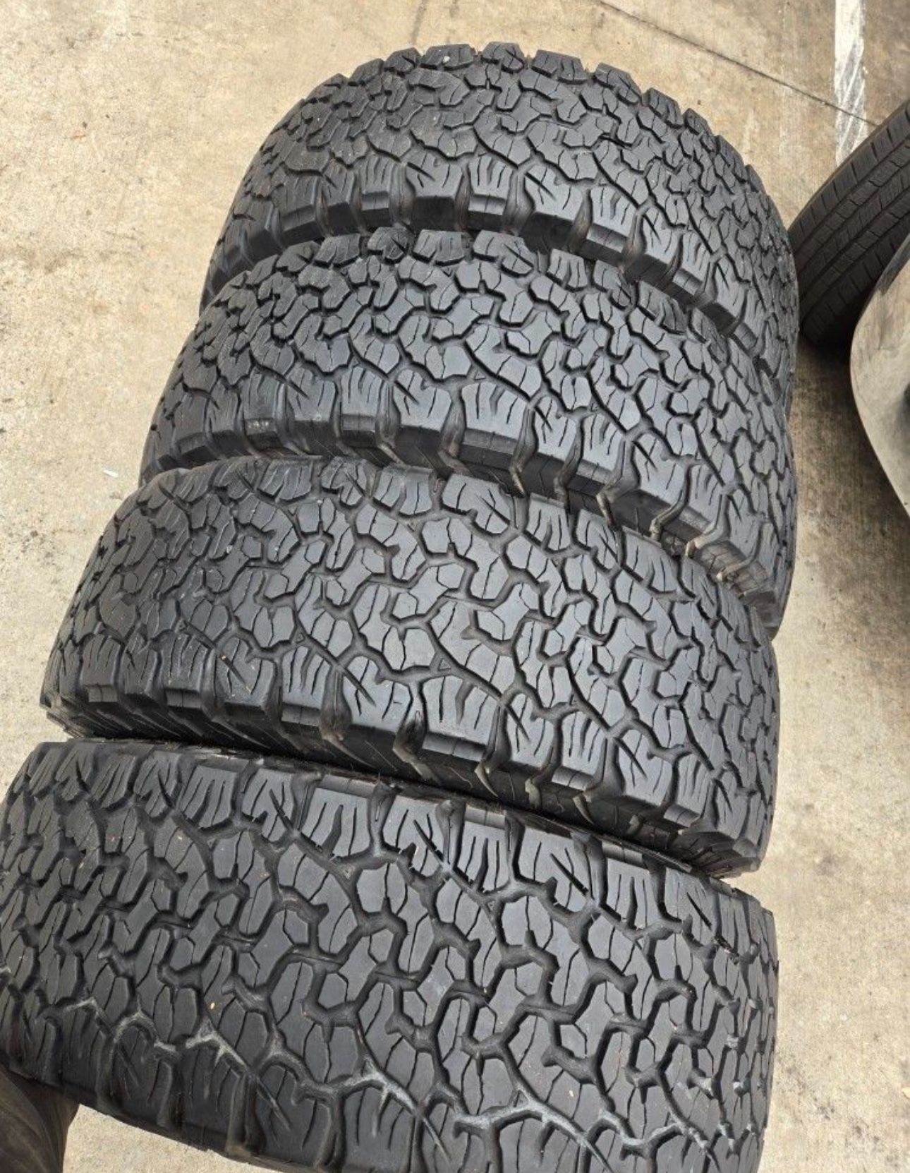 265 70 17 BFGOODRICH Ko2 con 80% de vida las 4 They all have 80% of their life remaining.